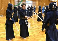 剣道最高位8段 荒井さん手ほどき