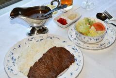 勝負飯はともに和牛すじカレー