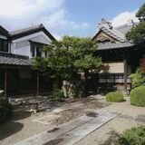 松本家住宅（壬生）　国登録・明治時代　漆喰壁映える３連の蔵　仏間を飾る精緻な「宮殿」