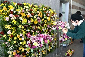 県庁ロビーに展示されたスプレーマムの飾り花＝６日午後