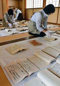 足利学校で秋の風物詩「曝書」