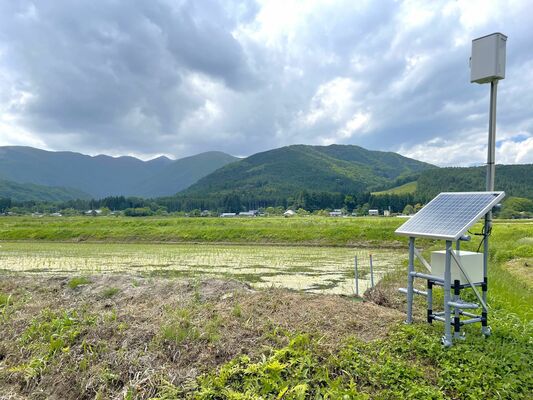 田んぼのあぜに設置された基地局（ファーモ提供）