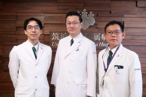 　膵腎同時移植に携わった筑波大付属病院の小田竜也教授（中央）ら＝２４日午後、茨城県つくば市
