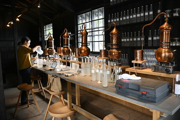 ウイスキーのブレンド体験が行われる日光街道小山蒸溜所の施設＝小山市