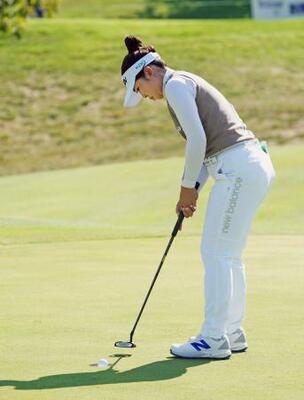 　第３ラウンド、６番でバーディーパットを決める山下美夢有。通算１４アンダーで３位に浮上＝ＴＰＣリバースベンド（共同）
