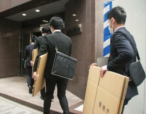 内閣府公用車の運転手の勤務する営業所へ家宅捜索に入る警視庁の捜査員=20日午前、東京都中央区