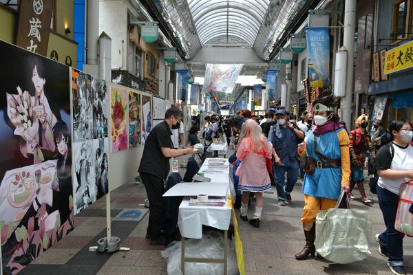 コスプレーヤーでにぎわうオリオン通り。市市民芸術祭の展示も行われた