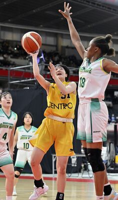 第２クオーター６分、矢板中央の宇賀神がシュートを狙う＝東京体育館、広瀬華撮影