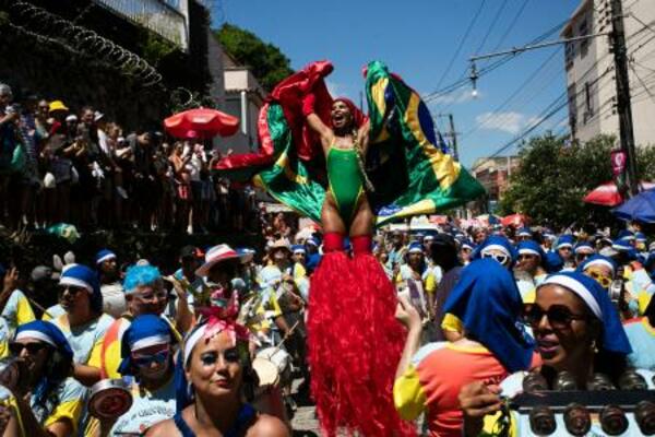 　ブラジル・リオデジャネイロで開幕したカーニバルの初日に踊る人＝１３日（ＡＰ＝共同）