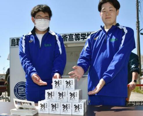 高校生が開発し、道場六三郎さんが監修したサバ缶=9日午前、鳥取県境港市
