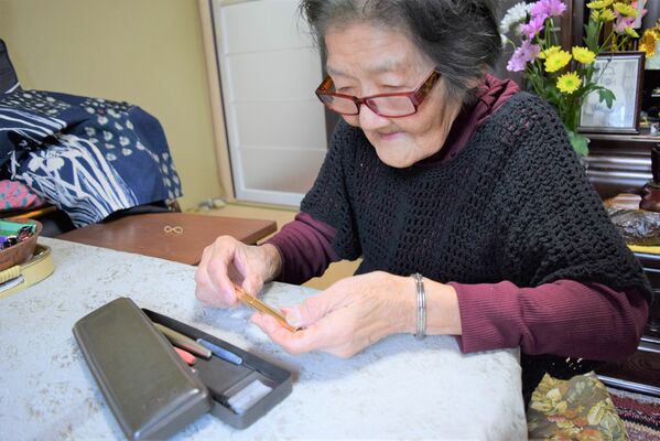 終戦当時、兄にもらった筆入れを今でも大切にしている上村さん