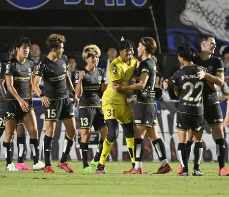 試合終了後、勝ち越しゴールを決めた栃木シティのＭＦ森（右から３人目）の元に集まり笑顔を見せる選手たち＝ＣＦＳ、広瀬華撮影