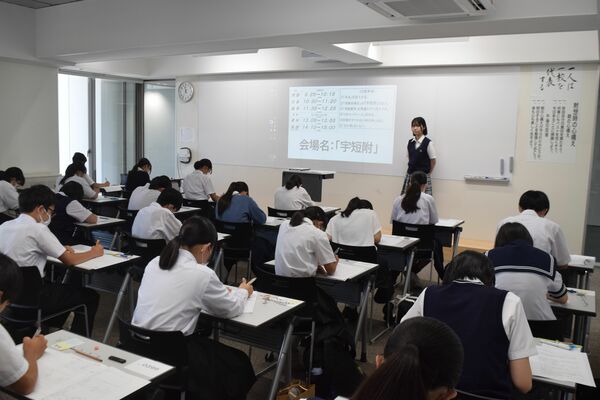 下野新聞模擬テストを受ける生徒たち＝16日午前、宇都宮短大付属高