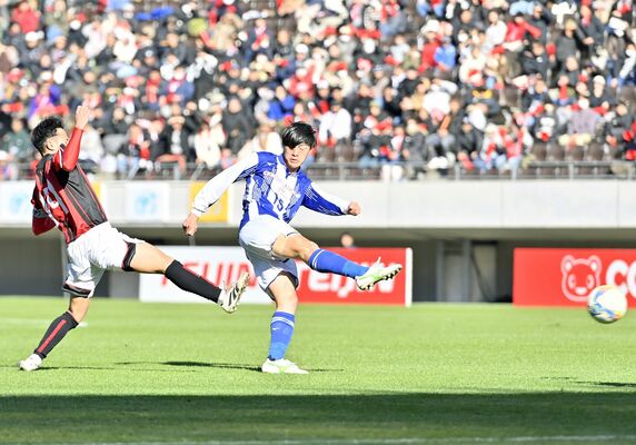 前半13分、矢板中央のＦＷ加藤（右）が先制シュートを決める＝千葉市のフクダ電子アリーナ

