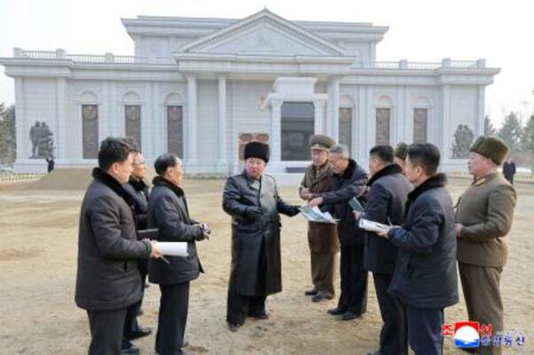　ロシア支援のために派遣された北朝鮮軍の功績をたたえる「海外軍事作戦戦闘偉勲記念館」の建設現場を視察する金正恩朝鮮労働党総書記（左から４人目）＝１３日、平壌（朝鮮中央通信＝共同）