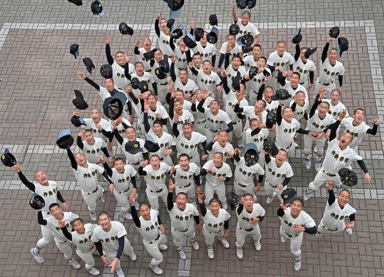 ６年ぶり11度目のセンバツ出場が決まり、帽子を投げて喜ぶ作新ナイン＝27日午後４時20分、宇都宮市一の沢１丁目
