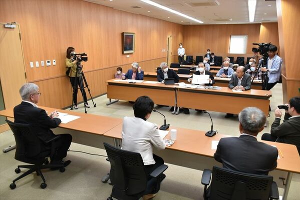 大川市長（手前中央）らに上告断念を要請する原告団の住民＝27日午後、栃木市役所