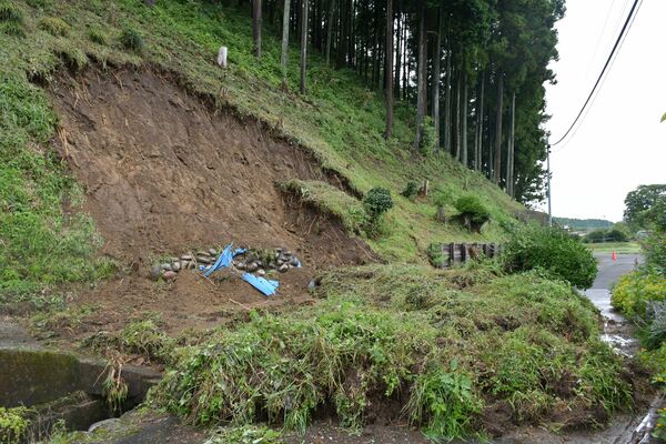 のり面が崩れて土砂などが道路を塞いだ＝26日午前７時55分、宇都宮市宮山田町