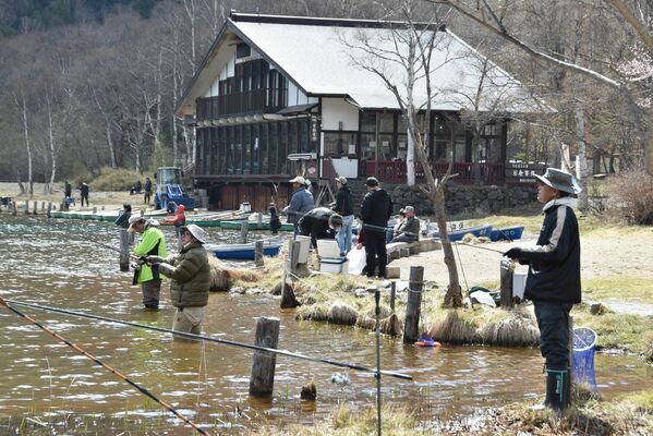 解禁日に湯ノ湖で釣りを楽しむ人々