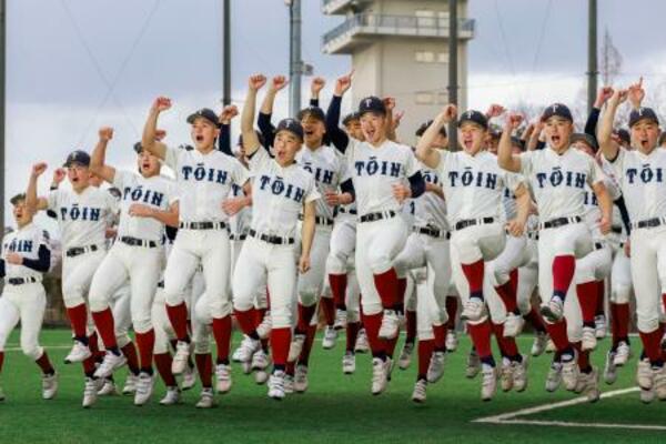 選抜高校野球大会への出場が決まり、喜ぶ大阪桐蔭の選手たち=30日、大阪府大東市