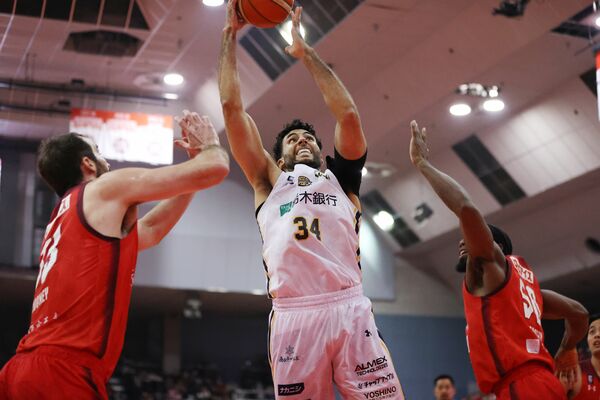 第１クオーター、ゴール下で競り合うブレックスのジェレット＝船橋アリーナ