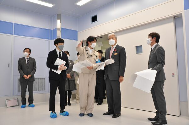 手術室を視察する福田知事（右から２人目）