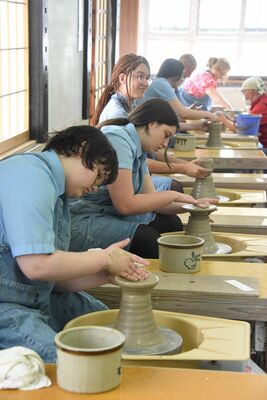 真剣な表情で陶芸を体験するセント・アイヴスの生徒たち