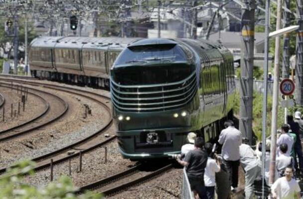 　大阪―京都間を走行する「トワイライトエクスプレス瑞風」＝２０１７年６月、大阪府島本町