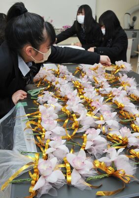 生徒たちが手作りした生花のコサージュ