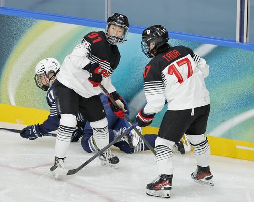 日本－フランス　第１ピリオド、競り合う小平（左）と多田＝ミラノ（共同）