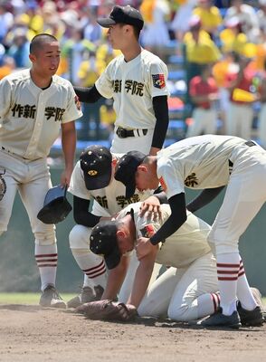 ９回、サヨナラ本塁打を浴び、グラウンドにうずくまる磯（手前中央）に寄り添う作新ナイン