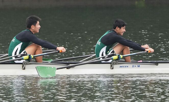 ローイング男子ダブルスカル　力強く漕ぎ進める佐野の清水（右）と酒本＝渡良瀬川特設コース、橋本裕太撮影