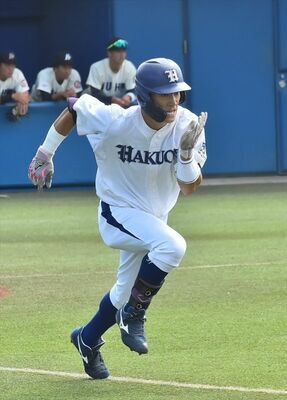 ドラフト会議での指名を待つ白鴎大の福島圭音＝９月30日、白鴎大野球場