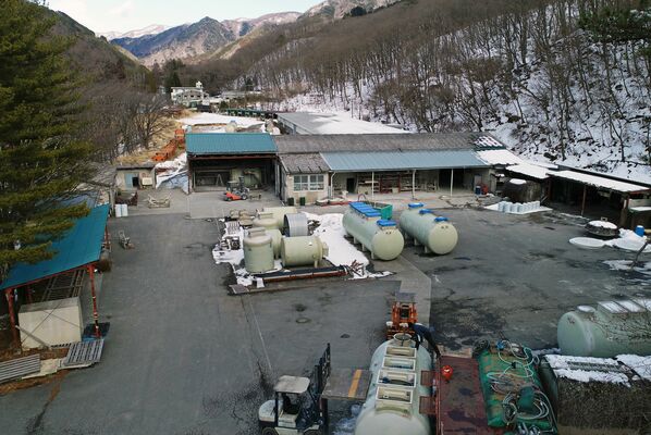 足尾化学工業の本社工場とその周辺。かつては「野路又工業団地」と呼ばれていた＝２月中旬、日光市足尾町、ドローンから