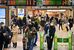 多くの人がマスク姿で往来していたＪＲ宇都宮駅構内＝13日午後５時30分、宇都宮市川向町