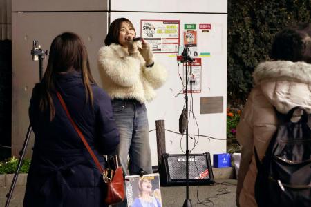 　川崎駅東口駅前広場で路上ライブをする上瀧有羽さん＝２５日