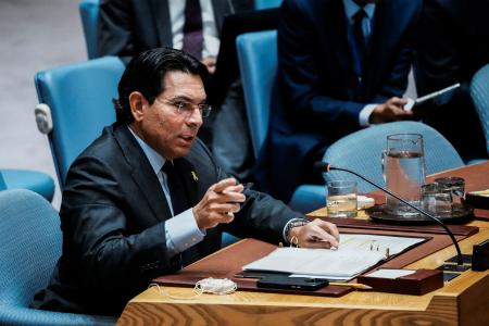 国連安全保障理事会の会合で発言するイスラエルのダノン国連大使=18日、米ニューヨーク(ロイター=共同)