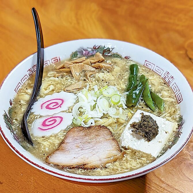 商品を活用した多様なメニューを提供。人気の「山菜入り辛子味噌入り塩ラーメン」