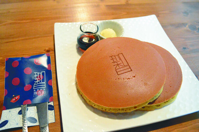 銅板で焼いた美しい表面には店の焼き印付き