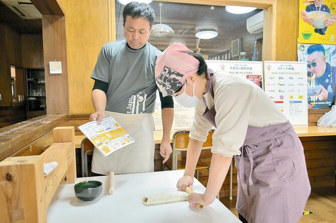 作業のポイントやコツが的確にまとめられたテキストを見ながら、麺打ちに熱中していると若田部さんから鋭い指摘が…