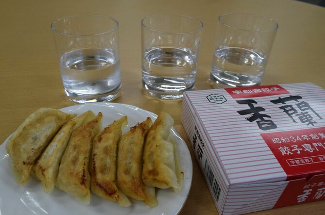 飲み比べ用に用意した硬度の異なる３種類の水と焼きギョーザ