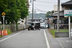 強盗殺人から一夜　不安の登校、保護者ら車で送迎　上三川