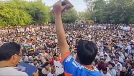 インド、「ゴキブリ党」地方行脚