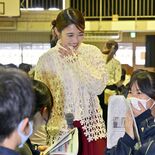 井上咲楽さんが宇都宮で出前授業　サプライズで特別講師に　中学生に新聞の…