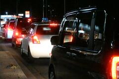 駆け込みで車の列