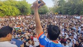インド、「ゴキブリ党」地方行脚