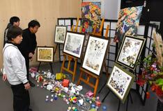 押し花と絵付け 力作ずらり７０点 