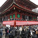 雪降る中の節分　日光山輪王寺で「節分会追儺式」　豆まきやがらまきに大勢の人