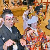 キツネ化粧の花嫁ら、笑顔で練り歩く　栃…