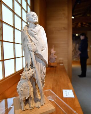 展示されているテラコッタ「ガンジーと鹿」